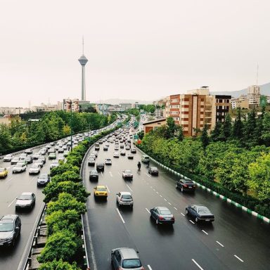 Umsetzung im Alltag Stadtszene mit Hochhäusern und Autos